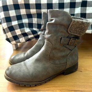 9M Maurice’s ankle booties grey